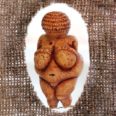 Vênus de Willendorf, uma das mais antigas esculturas conhecidas, representando a mulher e, possivelmente, a fertilidade
