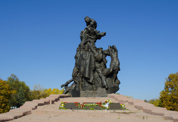 Memorial construído em Kiev em homenagem aos judeus executados durante o Massacre de Babi Yar.