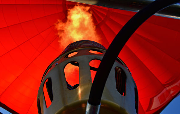 O gás no interior dos balões de ar quente aumenta de volume e de temperatura, mas sua pressão permanece constante.