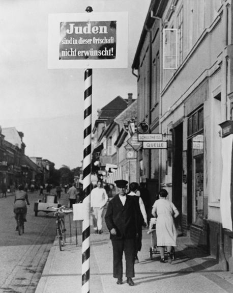 Com as Leis de Nuremberg, placas como essa colocada em Schwedt tornaram-se comuns em toda a Alemanha. Na placa, está escrito: “Judeus não são bem-vindos”.*