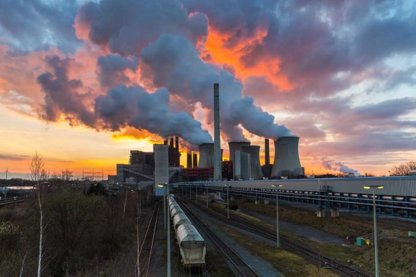 Uma das metas do Acordo de Paris é a redução da emissão de dióxido de carbono à atmosfera, emitido, principalmente, por meio de atividades industriais.