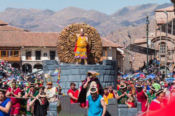 O festival conhecido como Inti Raymi é realizado até hoje no Peru. (Créditos: Roberto Epifanio e Shutterstock)