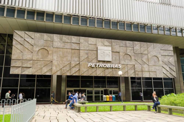 No ano de 2007, a Petrobras confirmou a descoberta do pré-sal no Brasil, o que deu um novo rumo à economia brasileira.