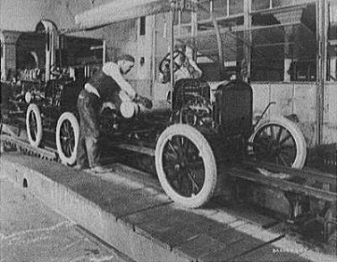 Linha de Produção na fábrica da Ford, 1923