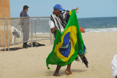 Vendedor ambulante em praia do Rio de Janeiro. O trabalho informal cresceu muito nos países emergentes.¹