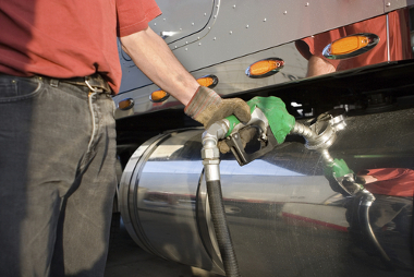 Abastecimento com óleo diesel em caminhão