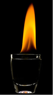 Reação de álcool pegando fogo, um exemplo de combustão