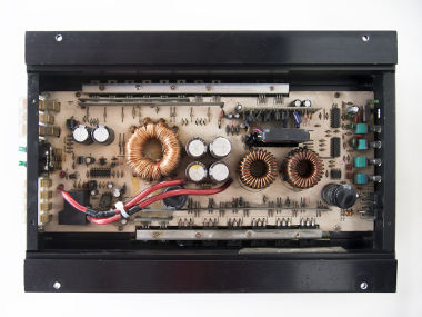 A imagem mostra o interior de um amplificador de potência