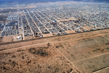 Imagem aérea da cidade de Agua Prieta, bastante urbanizada, na fronteira com o Arizona