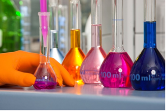  Balões volumétricos com soluções químicas coloridas