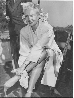 Betty Grable leiloando suas meias de náilon
