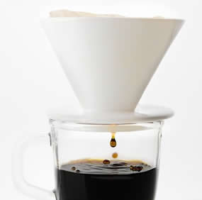 Método de filtração sendo usado para preparar café