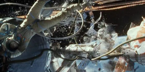 Cena do filme Gravidade em que ocorre uma colisão no espaço **