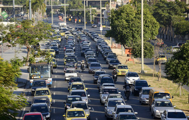 Área da cidade do Rio de Janeiro com problema de congestionamentos e falta de mobilidade *
