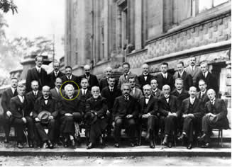 Congresso em Sovay (1927), dos 29 cientistas reunidos, 17 ganharam o Prêmio Nobel. Além de Madame Curie, em destaque, outros cientistas que participaram foram Pauli, Schrödinger, Einstein, Bohr, Planck, Lorentz e Heisenberg