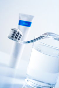 Os fluoretos são usados em cremes dentais para prevenir cáries