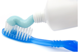 O fluoreto de sódio é usado em cremes dentais como anticárie