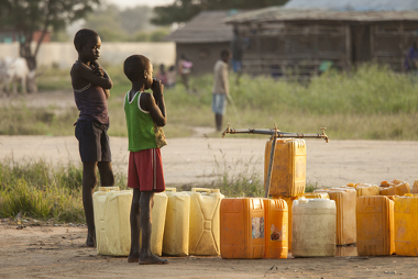 Na imagem, crianças no Sudão do Sul que precisam deslocar-se para conseguir água *