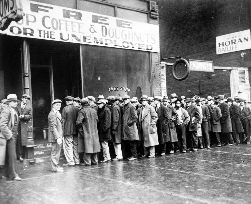 Desempregados em uma fila para receber alimento gratuito