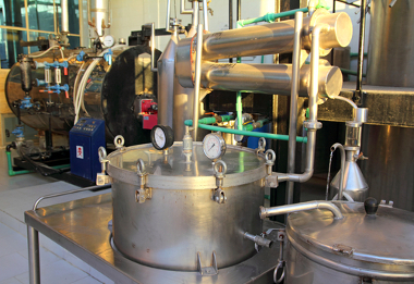 Destilação de óleo essencial em fábrica