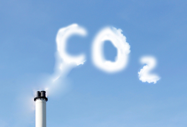 Emissão de gás carbônico por chaminé de fábrica devido à queima de combustíveis fósseis