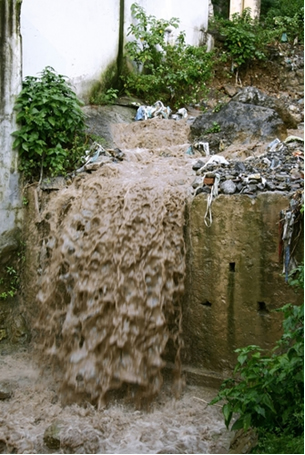Água de esgotoque flui para drenagem. Rishikesh, Índia