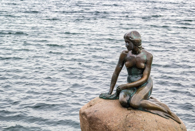 A Pequena Sereia é uma estátua de bronze feita por Edvard Eriksen