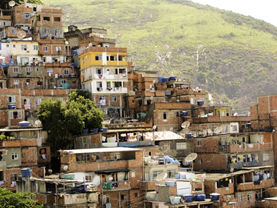 As favelas foram uma das consequências da reurbanização do Rio de Janeiro no início do século XX