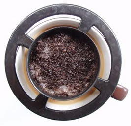 Filtração de pó de café com água (suspensão)
