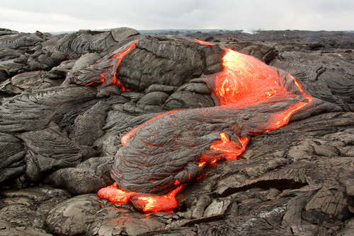 Solidificação de lava vulcânica dando origem ao basalto