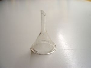 Funil de vidro simples usado para filtrações comuns