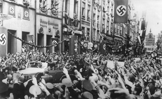 Alemães que moravam em Danzig saudando a chegada de Hitler em 19 de setembro de 1939 *