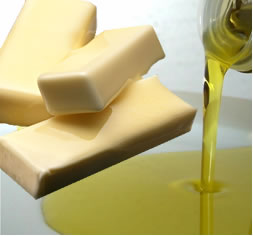 O processo de hidrogenação transforma os óleos vegetais em gorduras semissólidas, como a margarina. 