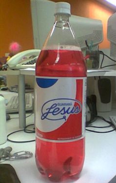 O guaraná Jesus, assim como muitas outras marcas de bebidas, agora pertence à Coca-Cola ¹