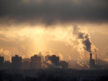 A inversão térmica não permite a dispersão dos poluentes emitidos pelo homem na atmosfera