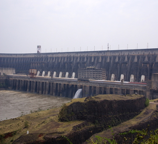 A hidrelétrica de Itaipu foi um dos investimentos do Estado para garantir o oferecimento de energia para o crescimento econômico