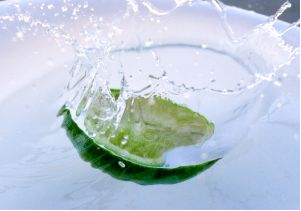 Limão em água ajuda a combater acidez estomacal