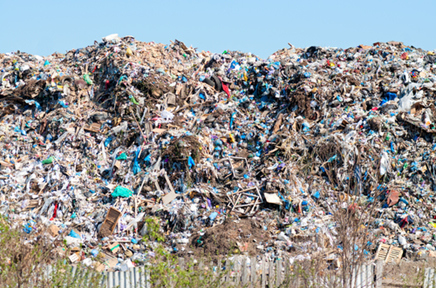 Imagem de um lixão a céu aberto 