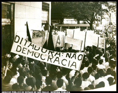 Manifestação de estudantes cariocas contra a ditadura e os militares realizada em 1966
