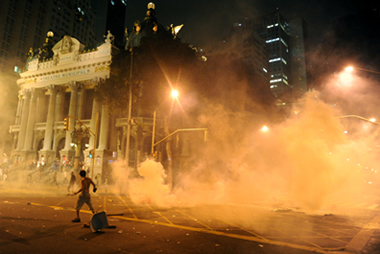 Manifestantes cercados por gás lacrimogênio durante as manifestações em apoio a greve dos professores