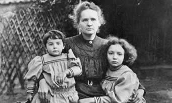 Marie Curie e suas duas filhas, Eve e Irène, ganhadora do Prêmio Nobel de Química em 1935.