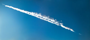 Rastro deixado no céu da Rússia em fevereiro de 2013 pela queda de um meteorito