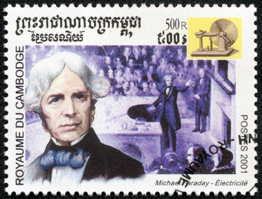 Selo impresso no Camboja em 2001 mostra a imagem de Michael Faraday em suas palestras e um de seus experimentos com indução eletromagnética (dínamo)*