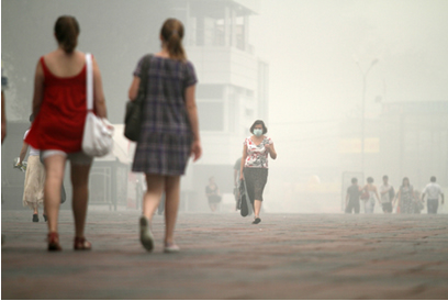 Em 07 de agosto de 2010, em Moscou, moradores ficaram mascarados para proteger as suas vias respiratórias contra o teor de monóxido de carbono no ar2