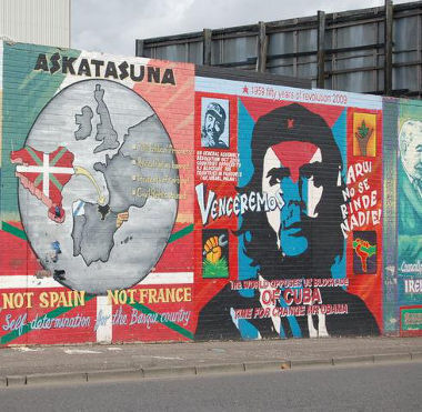 Muro na Irlanda do Norte com a imagem de Che Guevara e em apoio à independência do País Basco *