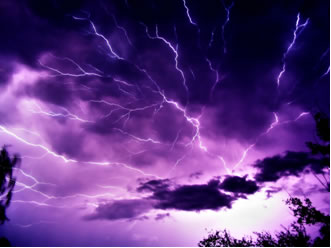 O óxido de nitrogênio, um óxido neutro, é formado na atmosfera, durante tempestades com raios.