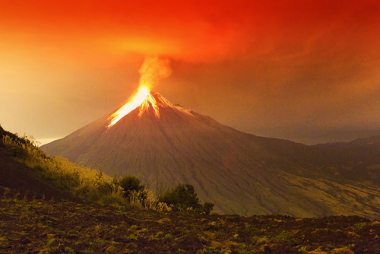 Erupção do vulcão Tungurahua, no Equador, em 2011. Um exemplo de paisagem natural