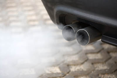 Poluição atmosférica por combustão de gasolina em automóvel
