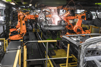 A produção automatizada substituiu grande parte da mão de obra humana