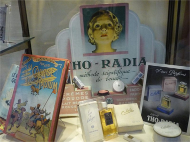 Reprodução falsa de produtos com rádio vendidos na primeira parte do século XX no Museu Marie Curie em Paris